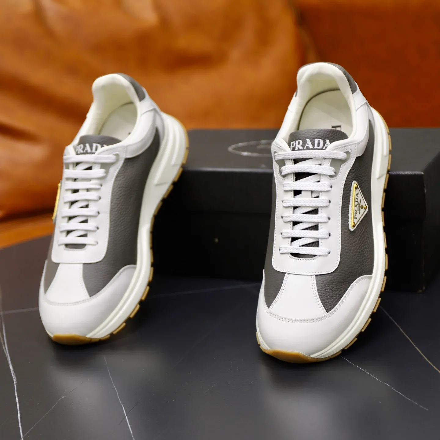 Factory price: 740💰Top original order Brand: PRADA (Prada) Standard code: Men's size 38/44 (45 can be customized) Grade: Same as the official website Material: Original cowhide stitching imported cowhide lining Original combination two-color wear-resistant soft outsole Style category: Leisure and sports version Young fashion European and American trend British style Color: Real picture color